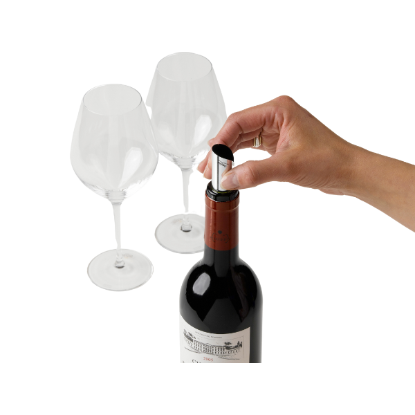 Wkładanie DropStop do butelki z winem.